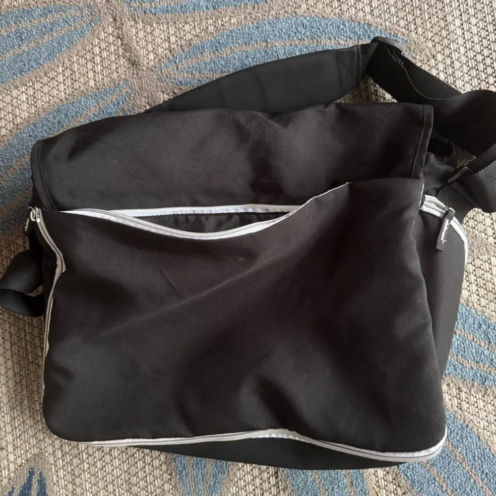 Columbia Outfitter Expandable Messenger Diaper‎ Bag Black Shoulder Strap